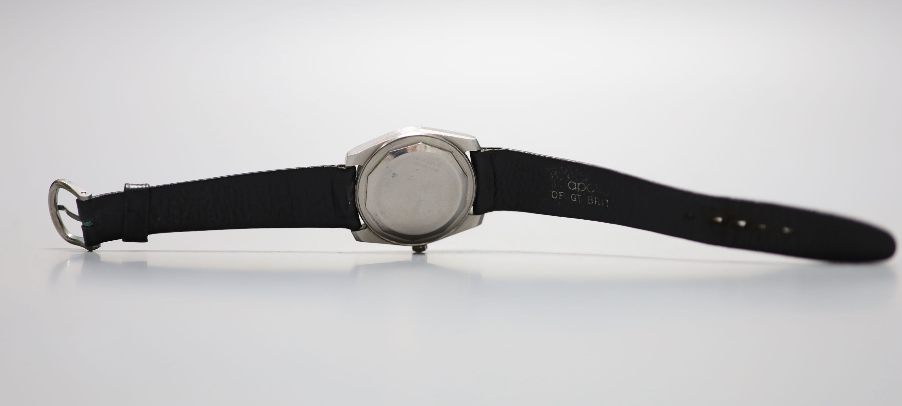 A gentleman's stainless steel Universal Unisonic quartz wrist watch, on a leather strap, case diameter 34mm.